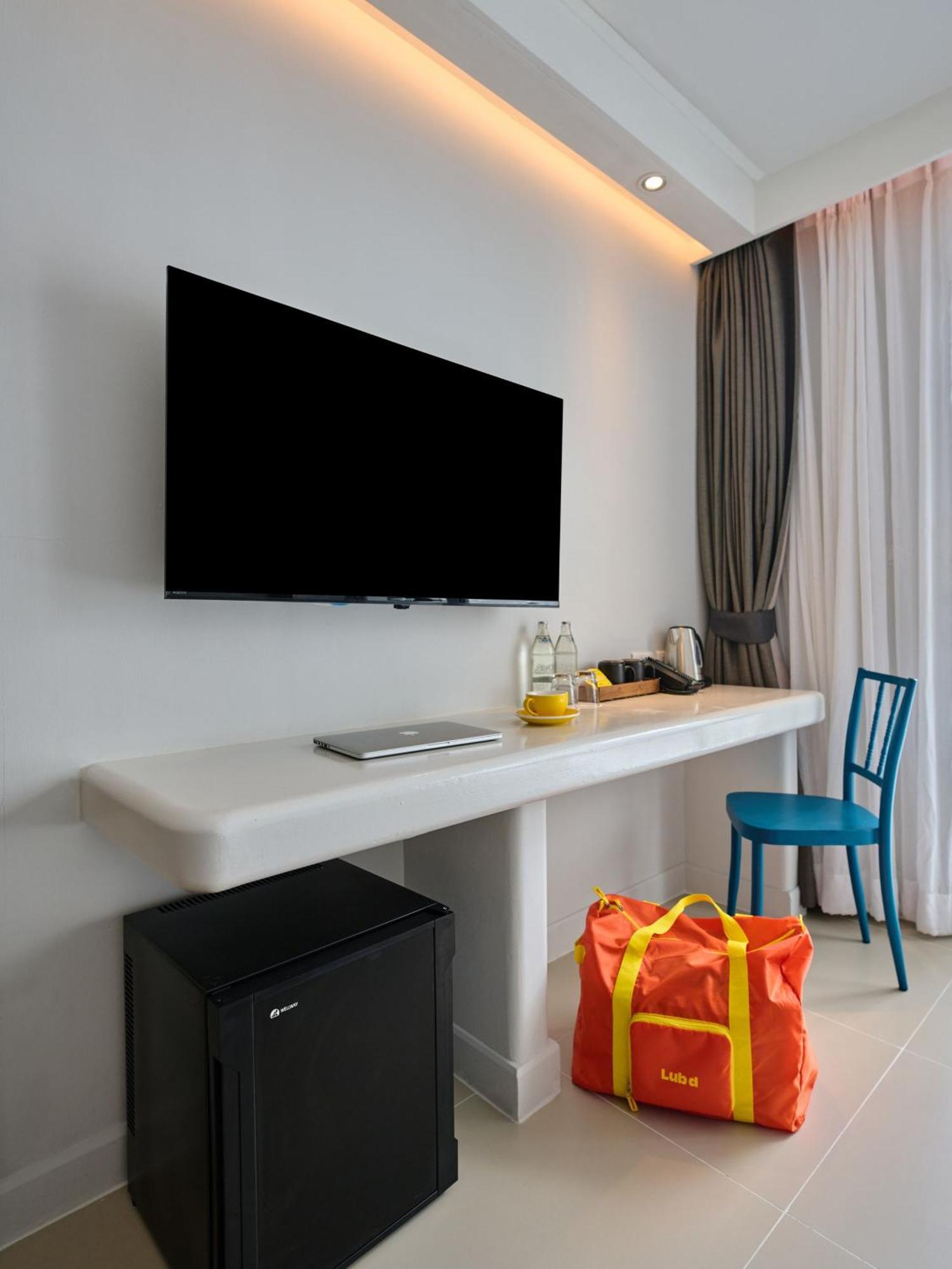 Deluxe King Pool View Room